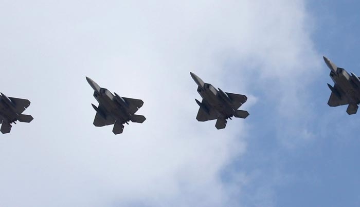 Αμερικανικά F-22 προειδοποιούν την Πιονγιάνγκ