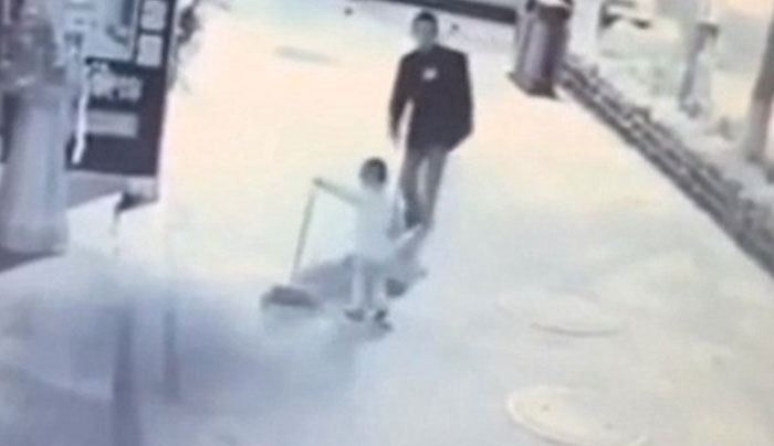 Χτυπούσε με μανία στο κεφάλι μικρό παιδί και κανείς δεν τον σταματούσε! ΣΚΛΗΡΟ VIDEO