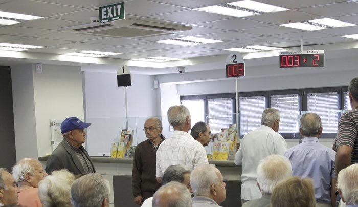 Με πέντε ψαλίδια «σκοτώνουν» τις συντάξεις χηρείας