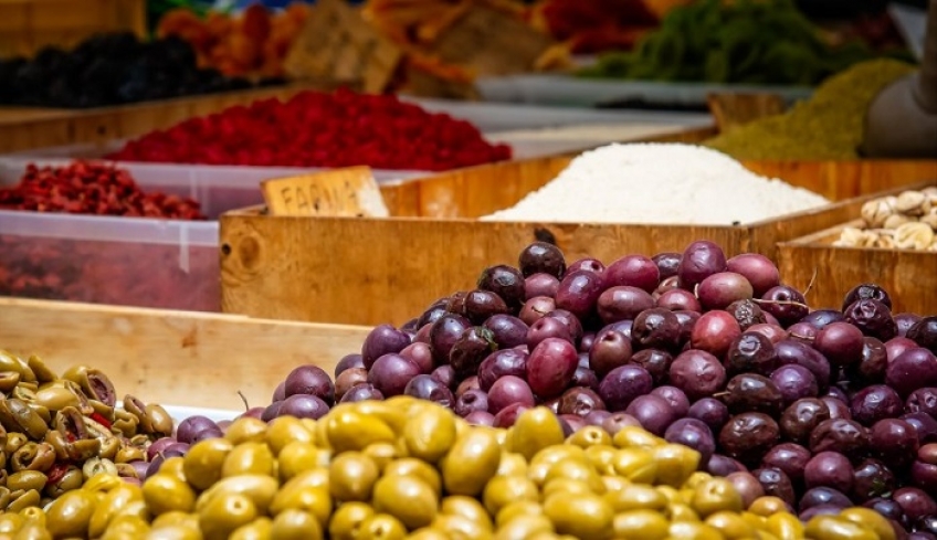 Ο Τραμπ ανοίγει εμπορικό πόλεμο στην ΕΕ με δασμούς έως και 25% σε ελιές, κρασιά και γιαούρτια