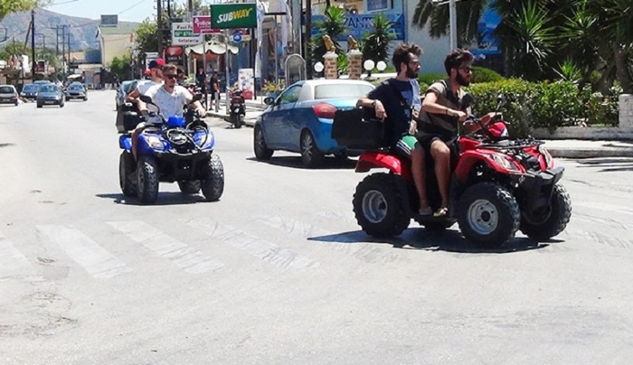 "Μπλόκο" στο λιμάνι και το αεροδρόμιο της Νάξου από "γουρούνες" για το νέο ΚΟΚ- ΒΙΝΤΕΟ