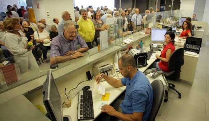 Υποχρεωτικά στις τράπεζες τα χρήματα κάτω απο το «στρώμα»