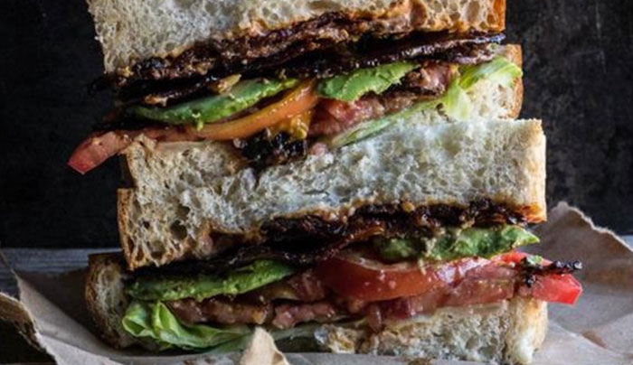 Ανεπανάληπτο BLT με καραμελωμένο μπέικον και πικάντικη μαγιονέζα