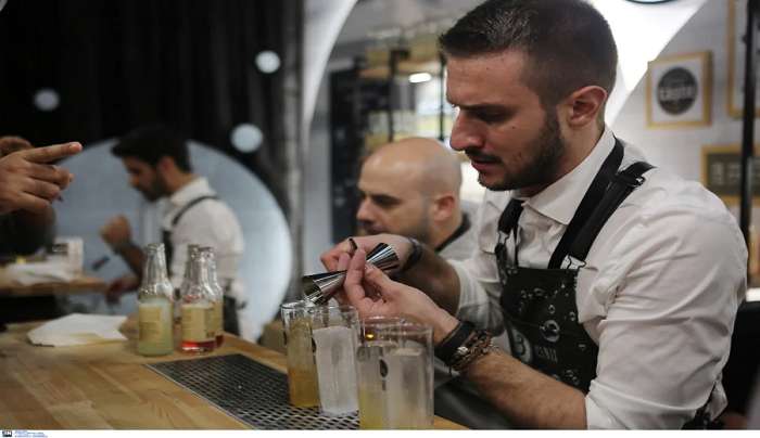 Ζαλίζουν οι τιμές των ποτών: Έως και 37% πιο ακριβό φέτος το αλκοόλ στα νησιά