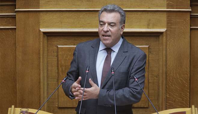 ΜΑΝΟΣ ΚΟΝΣΟΛΑΣ: «Συγγενείς ατόμων με αναπηρία θα μπορούν να εργάζονται ως προσωπικοί βοηθοί, μόνο σε νησιωτικούς δήμους κάτω των 5.000 κατοίκων»