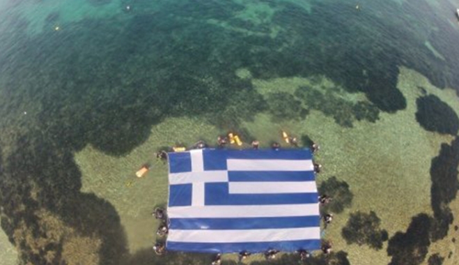H μεγαλύτερη υποβρύχια Ελληνική σημαία στο βυθό της Σάμου (Video)