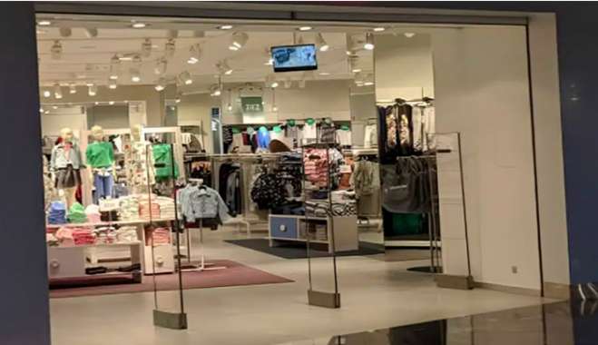 Ανακαλούνται παιδικά ρούχα πασίγνωστης εταιρίας – Οι σοβαροί κίνδυνοι που μπορεί να κρύβουν