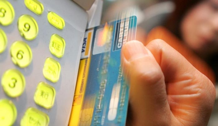 ΤΟ ΝΕΟ ΝΟΜΟΣΧΕΔΙΟ: Αφορολόγητο μόνο με πλαστικό χρήμα - Με κάρτα οι αγορές άνω των 500 ευρώ