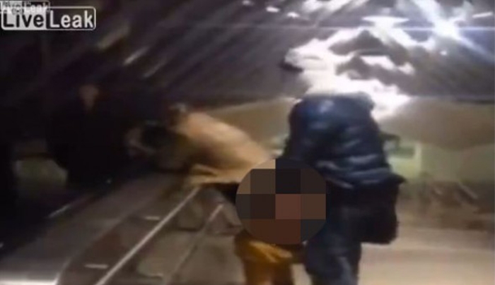Έκαναν σεξ μπροστά στους επιβάτες στο Μετρό - Είχε το μωρό στην αγκαλιά (Photo)