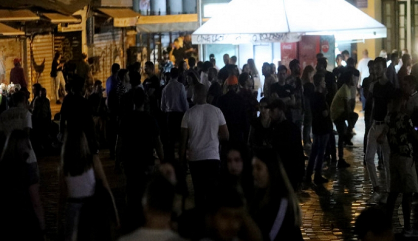 Πάρτι τα μεσάνυχτα, λίγες ώρες μετά το ρεκόρ κρουσμάτων -«Βούλιαξε» η εκκλησία του Αγίου Νικολάου στην οδό Ασκληπιού από κόσμο [βίντεο]