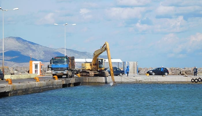 Σε πλήρη εξέλιξη τα έργα στο λιμάνι του Μαστιχαρίου (φωτό)