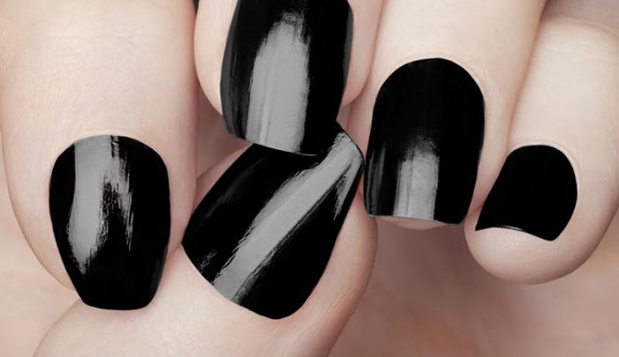 Back to black: Τα πέντε πιο σικ μαύρα μανικιούρ για ροκ εμφανίσεις