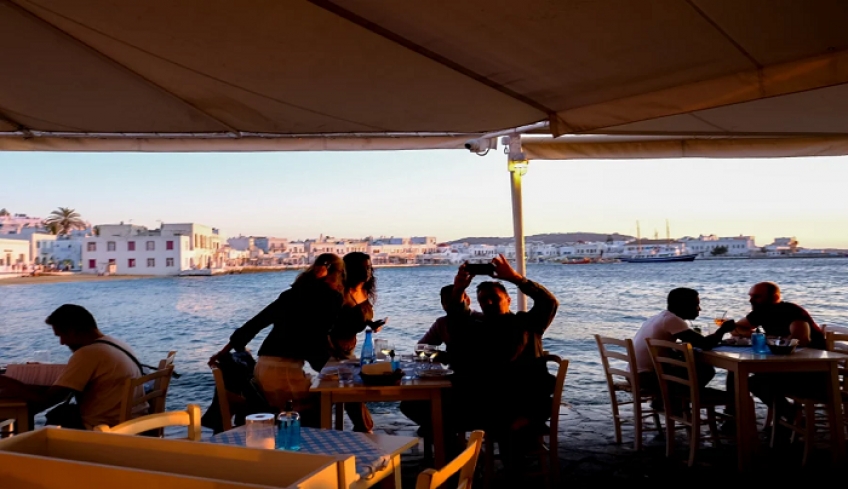 Στη δίνη του κορονοϊού η χώρα, τα νησιά που «φλερτάρουν» με lockdown και ο προβληματισμός για την αύξηση των διασωληνωμένων