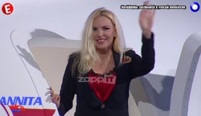 Αννίτα Πάνια: Έκανε πρεμιέρα βγαίνοντας από αεροπλάνο! Βίντεο
