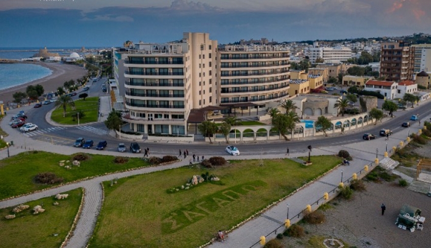 Ένα τεράστιο «Σ’αγαπώ» χάραξε ερωτευμένος στο γκαζόν του Ενυδρείου της Ρόδου
