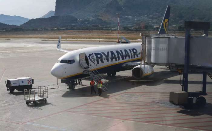 Πτήση θρίλερ για τους επιβάτες της Ryanair από Μπέργκαμο για Αθήνα – Πρόβλημα με την πόρτα του αεροπλάνου