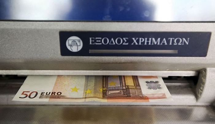 Bloomberg: Οι Έλληνες κρύβουν τα χρήματα κάτω από τα πλακάκια του μπάνιου