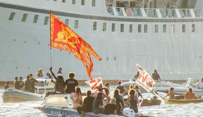 «Ναυμαχία» στη Βενετία -Κάτοικοι επιτέθηκαν σε κρουαζιερόπλοια [βίντεο]
