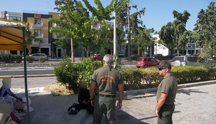 «Επιχείρηση εκκένωσης» των τσιγγάνων κ.ά. από την Δημοτική Αστυνομία στο πάρκινγκ