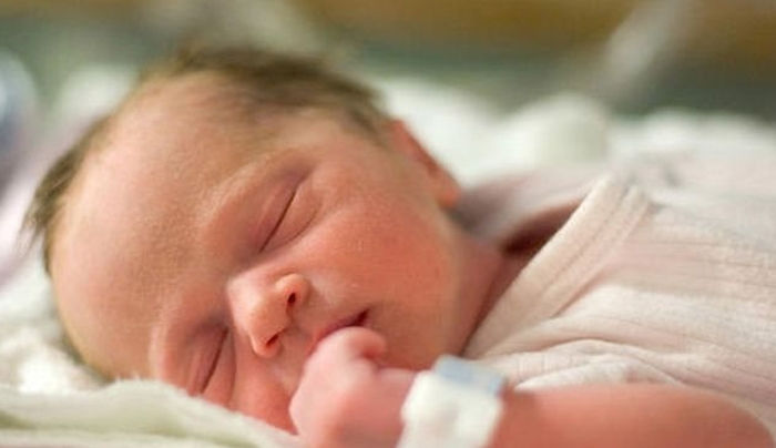 Γυναίκα γεννά υγιές μωρό μετά από μεταμόσχευση ιστού ωαρίου