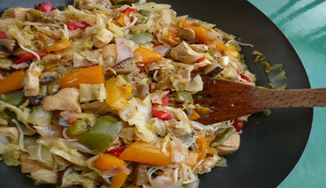 Noodles με κοτόπουλο και λαχανικά