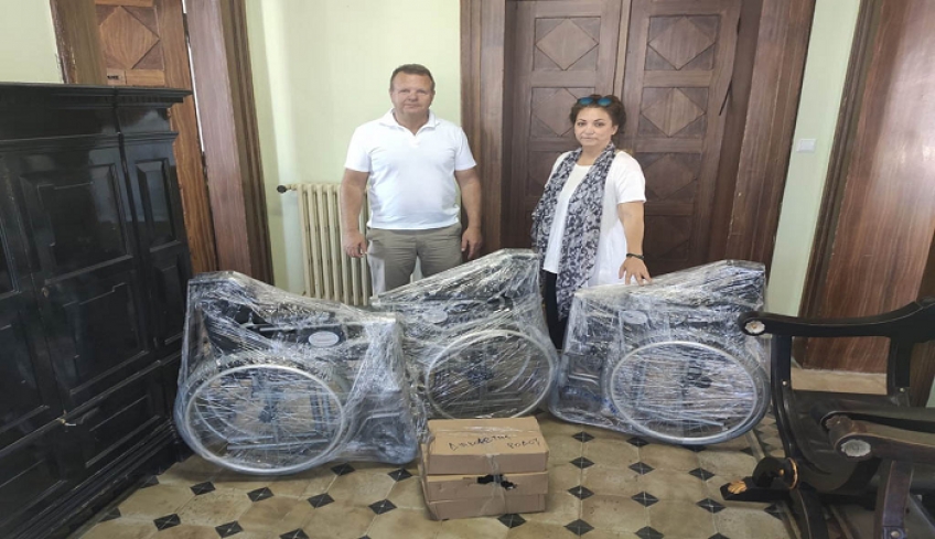 Τρία αμαξίδια ΑΜΕΑ προσέφερε στην Περιφέρεια η Κοιν.Σ.Επ “Ένα παιδί μετράει τ’ άστρα”