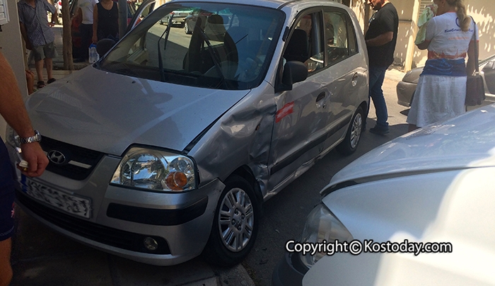 ΣΥΓΚΡΟΥΣΗ Ι.Χ. με φορτηγό (βαν) στην οδό Βερροιοπούλου (φωτό)