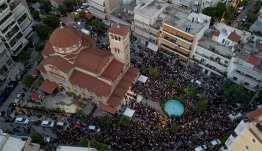 «Μας λύπεις»: Η Νίκαια ξαγρύπνησε για τον Γιώργο Μαζωνάκη – Συνεχίζεται η αγρυπνία, λαοθάλασσα στην Αγία Τριάδα