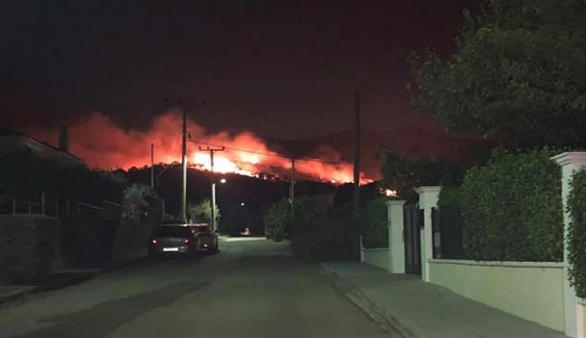 Σε εξέλιξη η μεγάλη φωτιά στη Νέα Μάκρη - ΒΙΝΤΕΟ
