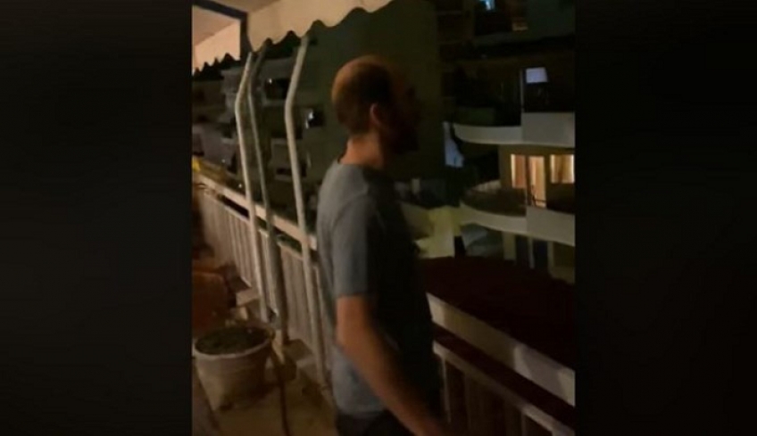 Τραγούδησε στο μπαλκόνι Λένα Ζευγαρά, όπως στην Ιταλία, και έγινε viral - ΒΙΝΤΕΟ