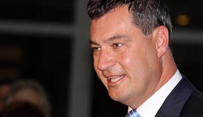 Προκλητικός ο Βαυαρός ΥΠΟΙΚ: Ας στοιβαχτούν οι πρόσφυγες στην Ελλάδα κι έπειτα βοηθάμε