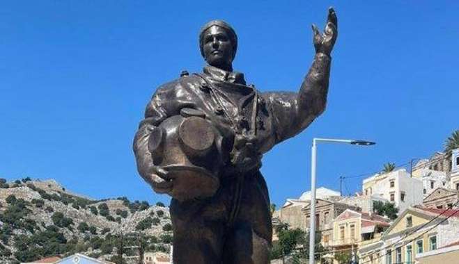 Η πρώτη γυναίκα δύτρια «αποκτά» το δικό της άγαλμα στη Σύμη