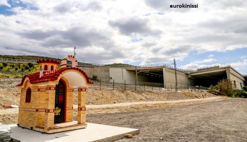 Τέμπη: Μνημόσυνο για τα θύματα της σύγκρουσης τρένων, εικονοστάσι στο σημείο της τραγωδίας