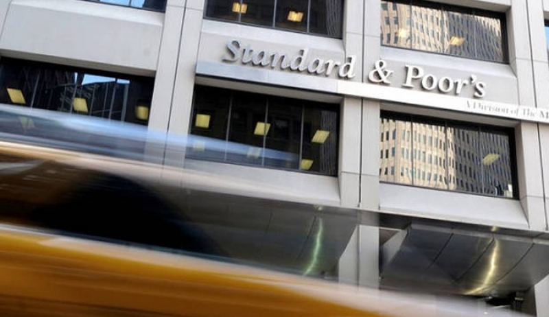 Τι αναφέρει ο οίκος Standard &amp; Poor's για την αναβάθμιση του outlook της Ελλάδας