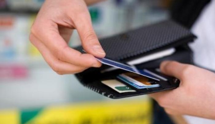 Πρόταση εκπληξη: Αφορολόγητο μόνο με πιστωτική κάρτα