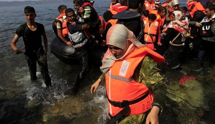 Η Γερμανία προσπαθεί να πείσει γειτονικές χώρες να δεχθούν πρόσφυγες