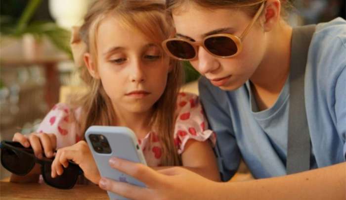 ΕΕ: Ειδικοί ζητούν αυστηρούς κανόνες στα social media αντί για απαγόρευση των ανηλίκων