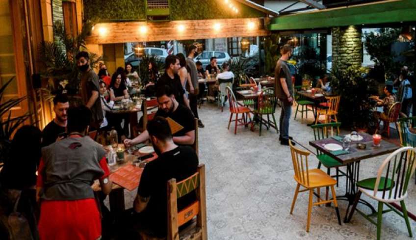 Διψήφιο άλμα τζίρου σε καταλύματα και εστίαση στο τρίτο τρίμηνο – Πρωτιά στη Ρόδο και Κω