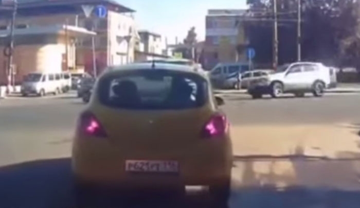 Αυτοκίνητο συγκρούεται με φορτηγάκι και το κάνει χίλια κομμάτια (Video)