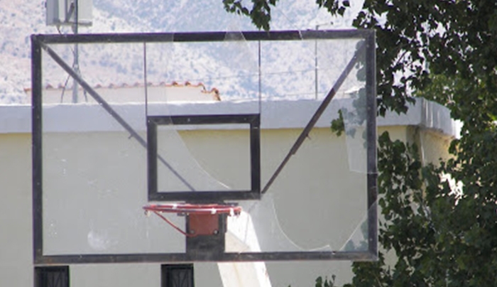 Κρέμασαν μαθητή σε μπασκέτα