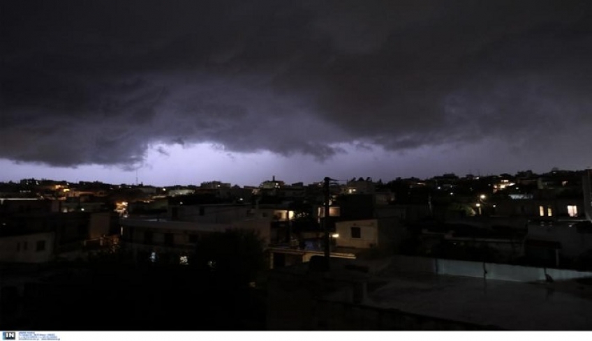 Δρόμοι χείμμαροι και κυκλοφορία με... βάρκες - Πότε θα κοπάσουν τα έντονα καιρικά φαινόμενα