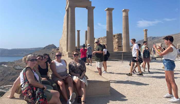 9 Βρετανίδες ταξιδιωτικοί σύμβουλοι (Travel Counsellors) αποθεώνουν τη Ρόδο