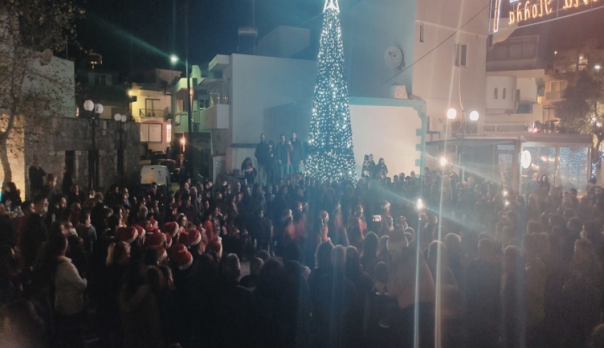 Σε γιορτινό κλίμα η Κέφαλος, με το άναμμα του χριστουγεννιάτικου δέντρου