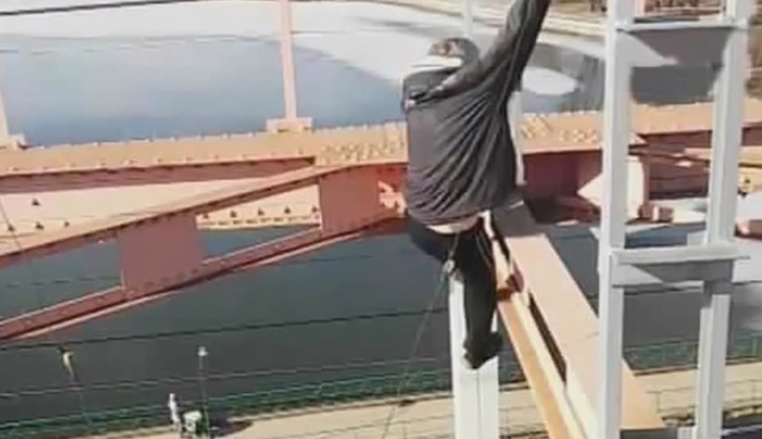 Σοκαριστικό video: 14χρονος πέφτει στο κενό από γέφυρα 30 μέτρων!