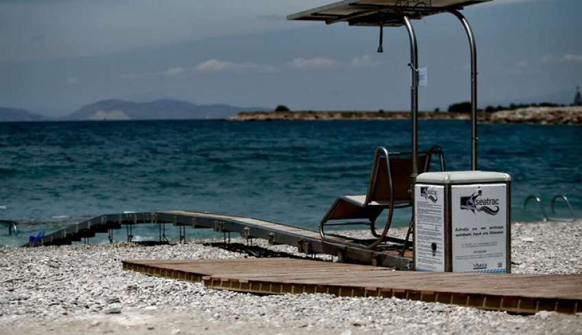 Ατομα με αναπηρία: Υποδομές πρόσβασης σε 287 παραλίες