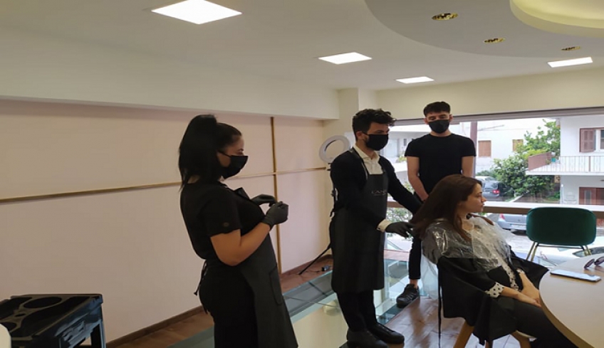 Πώς θα λειτουργήσουν τα κομμωτήρια – Το ωράριο και το SMS στο 13033