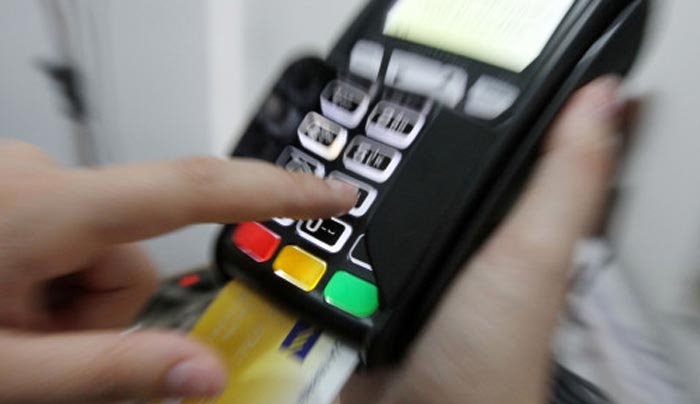 Ανατροπή στις αποδείξεις – Μπορεί να ισχύσει από φέτος η υποχρέωση για πλαστικό χρήμα (βίντεο)