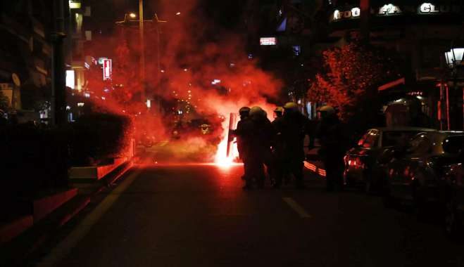 Άγρια επεισόδια έξω από την Πανεπιστημιούπολη στου Ζωγράφου – Ένας τραυματίας αστυνομικός και τέσσερα καμένα οχήματα