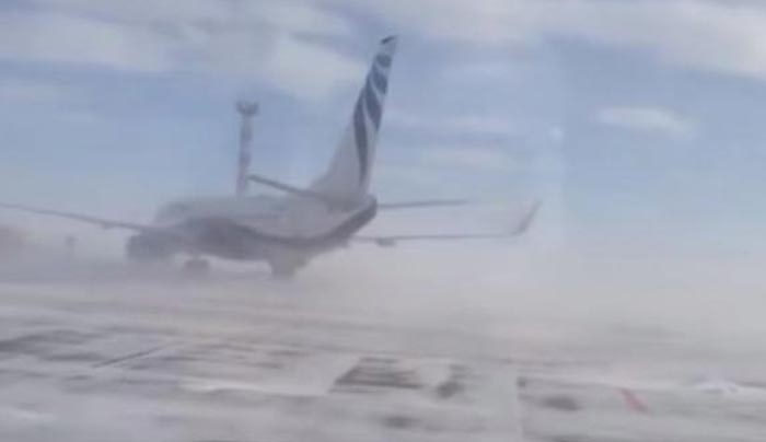 Αεροπλάνο περιστρέφεται από τους θυελλώδεις ανέμους - ΒΙΝΤΕΟ
