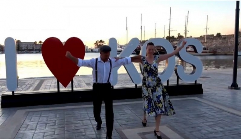 I❤️KOS ! Viral το συρτάκι της Κλεοπάτρας και του Πέτρου στο λιμάνι της Κω (ΒΙΝΤΕΟ)